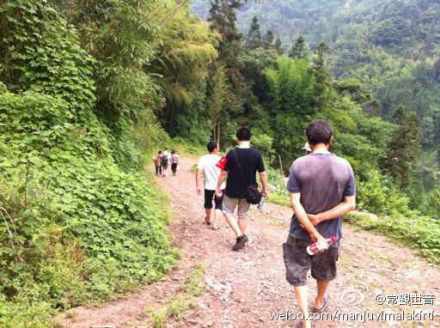 [转载]善心莲心医疗队第三次进入四川雅安灾区义诊送药及为灾民同胞安装净水设备大型报