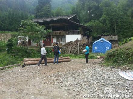 [转载]善心莲心医疗队第三次进入四川雅安灾区义诊送药及为灾民同胞安装净水设备大型报