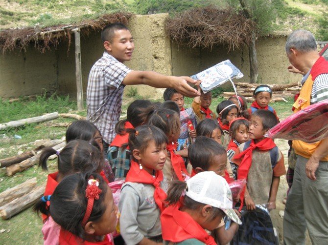 愛在大涼山-善心蓮心助學活動