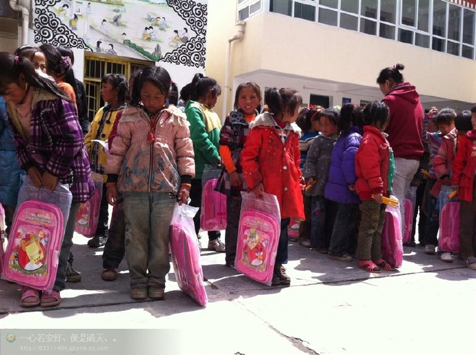 善心莲心联合金虹汝爱心团在四川阿坝壤举行大型助学及捐赠物资活动