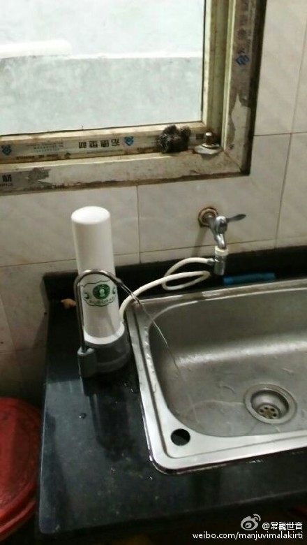 善心莲心九次深入芦山地震乡村，为当地百姓义诊及安装净水器