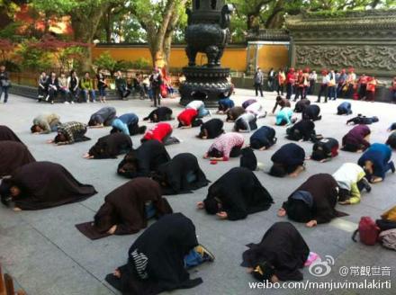 南海普陀山观音大士在长空手持杨枝白玉瓶，现出白衣大身宝相加持信众