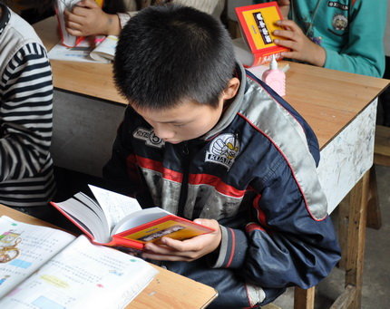 &ldquo;善心莲心&rdquo;为云南锦程小学捐赠新华字典