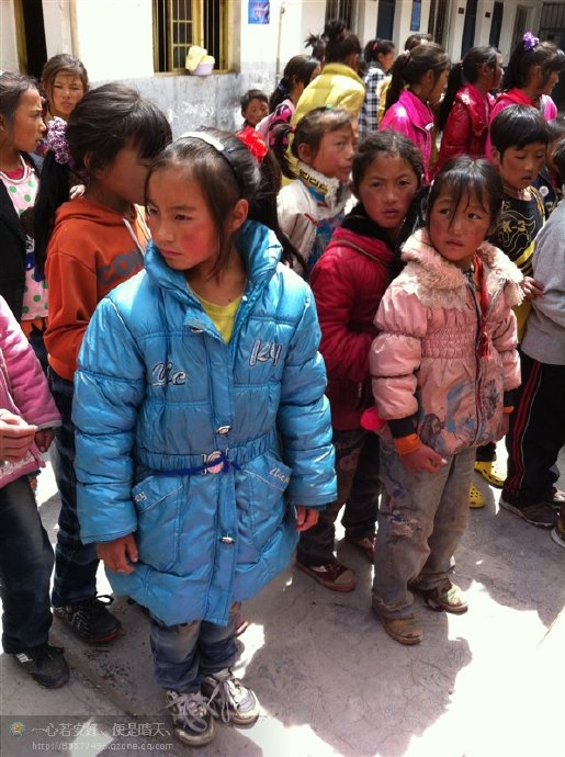 善心莲心联合金虹汝爱心团在四川阿坝壤举行大型助学及捐赠物资活动