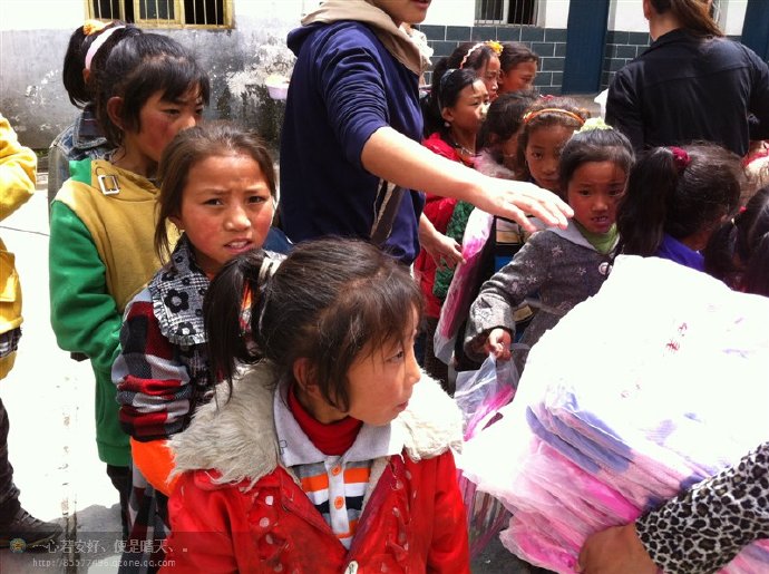 善心莲心联合金虹汝爱心团在四川阿坝壤举行大型助学及捐赠物资活动