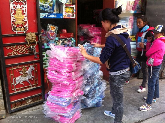 善心莲心联合金虹汝爱心团在四川阿坝壤举行大型助学及捐赠物资活动