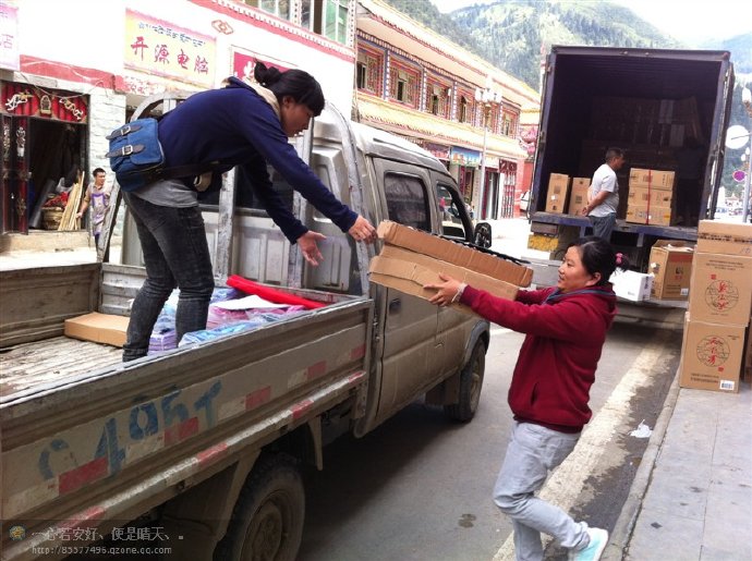 善心莲心联合金虹汝爱心团在四川阿坝壤举行大型助学及捐赠物资活动