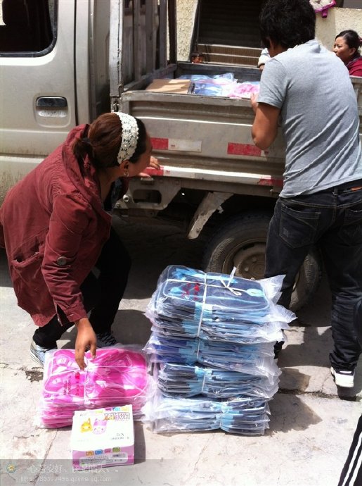 善心莲心联合金虹汝爱心团在四川阿坝壤举行大型助学及捐赠物资活动