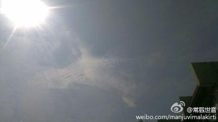 地藏菩萨手持锡杖显身上空