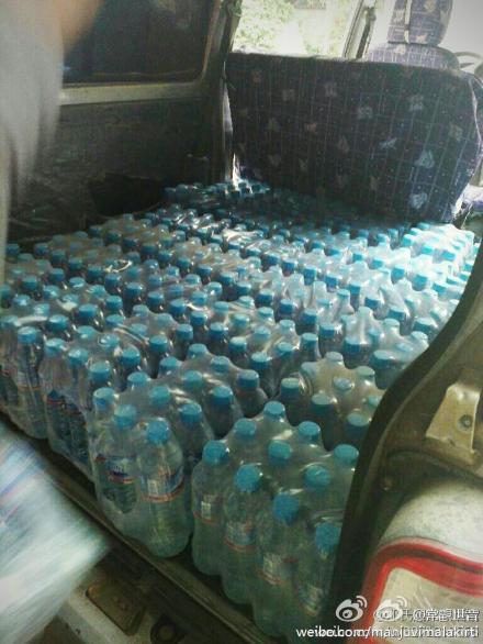 1000箱矿泉水成功运抵雅安