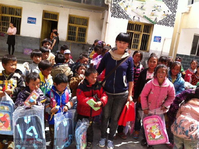善心莲心联合金虹汝爱心团在四川阿坝壤举行大型助学及捐赠物资活动