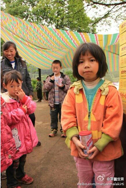 善心莲心及金虹汝爱心团已完成天全县，新华鄉，共三个村上千村民的救灾物资发放