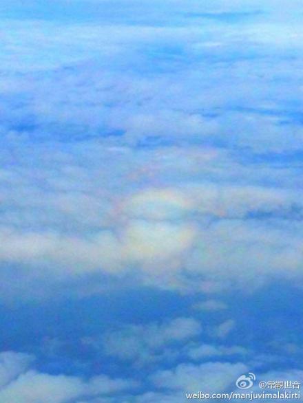 高空拍摄的化身佛陀，护持飞机航班