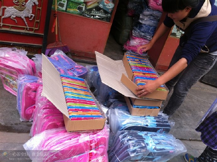 善心莲心联合金虹汝爱心团在四川阿坝壤举行大型助学及捐赠物资活动