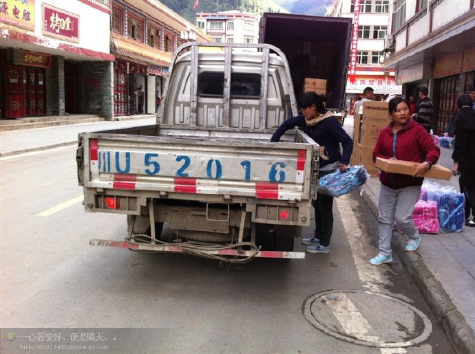 善心莲心联合金虹汝爱心团在四川阿坝壤举行大型助学及捐赠物资活动