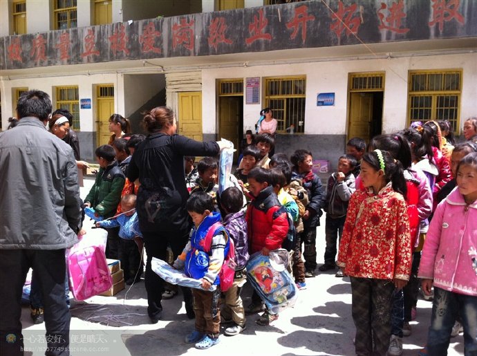 善心莲心联合金虹汝爱心团在四川阿坝壤举行大型助学及捐赠物资活动