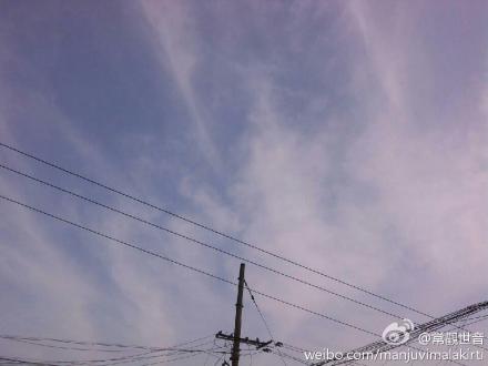 地藏菩萨手持锡杖显身上空