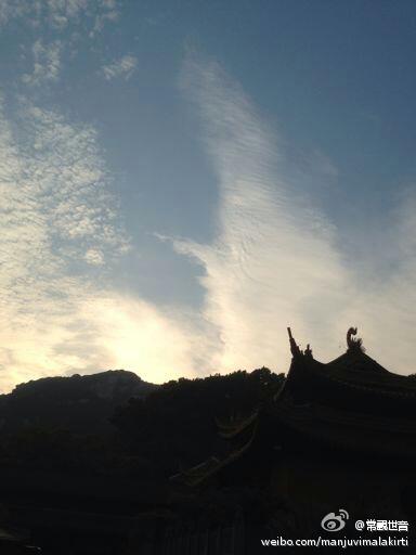 南海普陀山观音大士在长空手持杨枝白玉瓶，现出白衣大身宝相加持信众