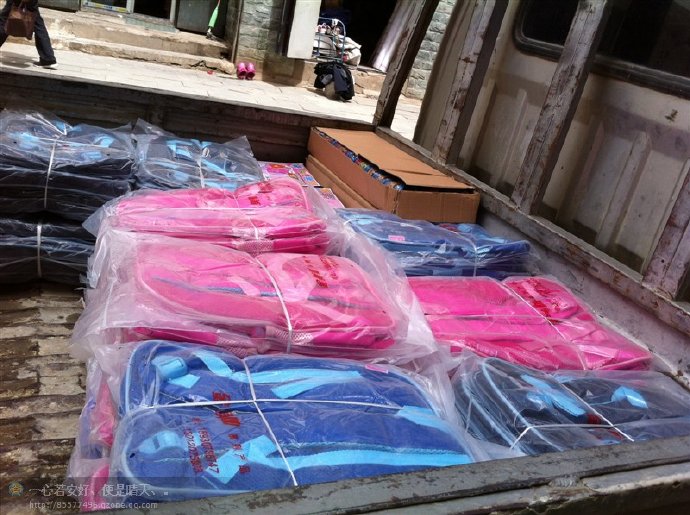 善心莲心联合金虹汝爱心团在四川阿坝壤举行大型助学及捐赠物资活动