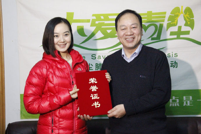 善心莲心向大爱清尘基金捐赠35台呼吸制氧机