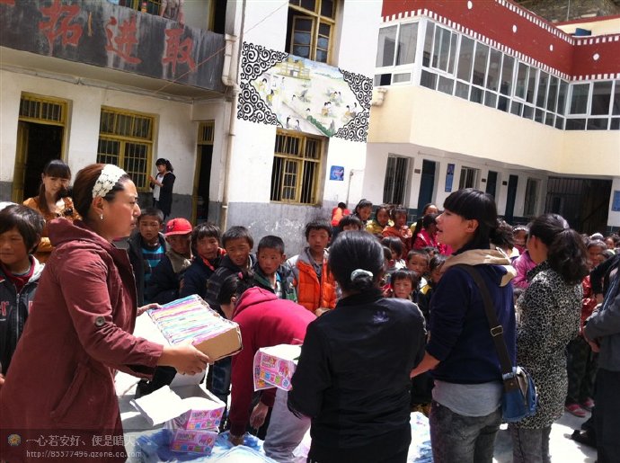 善心莲心联合金虹汝爱心团在四川阿坝壤举行大型助学及捐赠物资活动