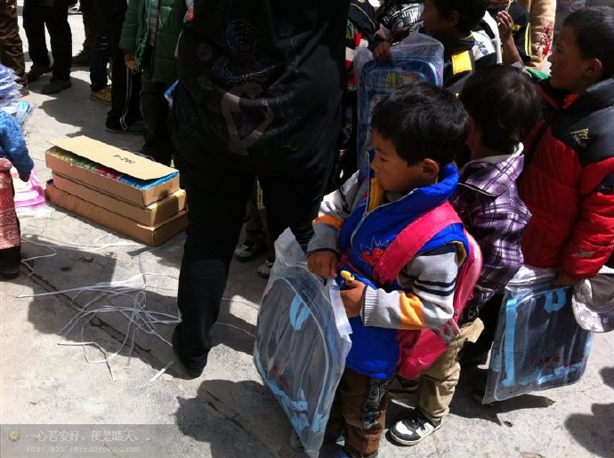 善心莲心联合金虹汝爱心团在四川阿坝壤举行大型助学及捐赠物资活动