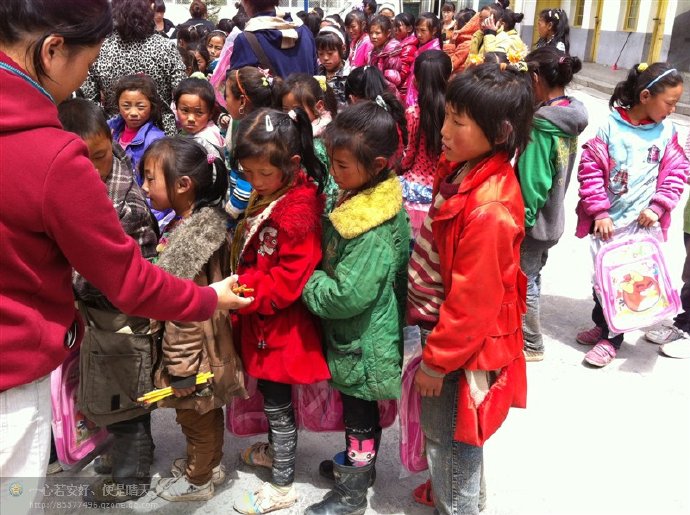 善心莲心联合金虹汝爱心团在四川阿坝壤举行大型助学及捐赠物资活动