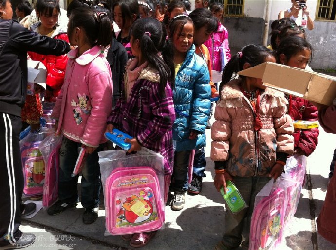 善心莲心联合金虹汝爱心团在四川阿坝壤举行大型助学及捐赠物资活动