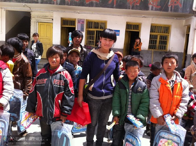 善心莲心联合金虹汝爱心团在四川阿坝壤举行大型助学及捐赠物资活动