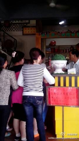 善心莲免费供应市民500个素餐並赠送佛书结缘