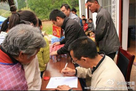 善心莲心及金虹汝爱心团已完成天全县，新华鄉，共三个村上千村民的救灾物资发放