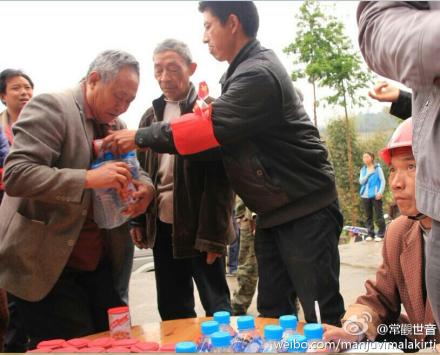 善心莲心及金虹汝爱心团已完成天全县，新华鄉，共三个村上千村民的救灾物资发放