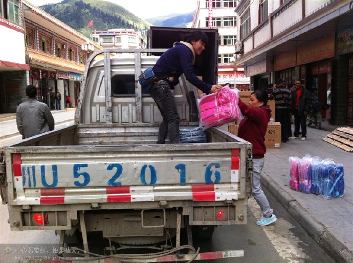 善心莲心联合金虹汝爱心团在四川阿坝壤举行大型助学及捐赠物资活动