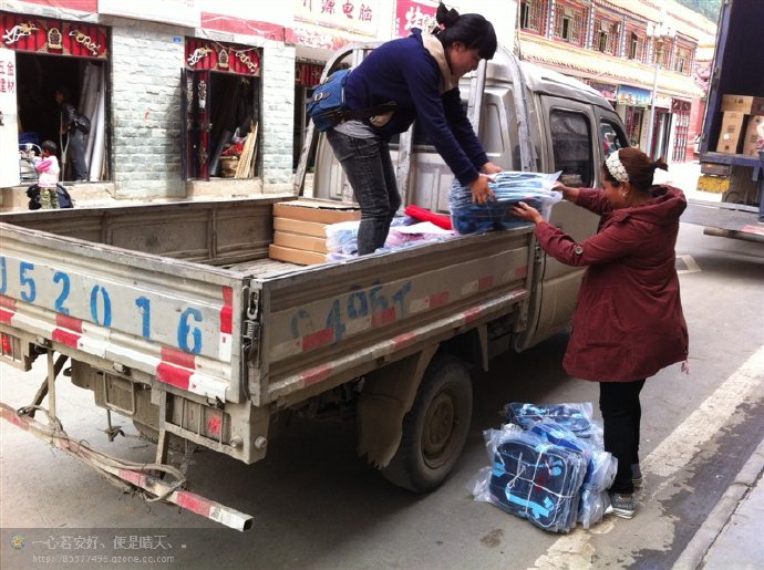 善心莲心联合金虹汝爱心团在四川阿坝壤举行大型助学及捐赠物资活动