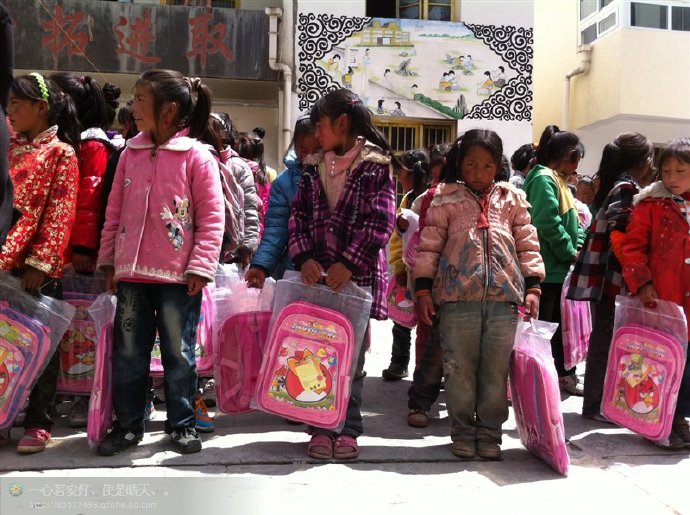 善心莲心联合金虹汝爱心团在四川阿坝壤举行大型助学及捐赠物资活动