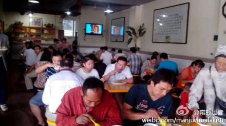 善心莲免费供应市民500个素餐並赠送佛书结缘