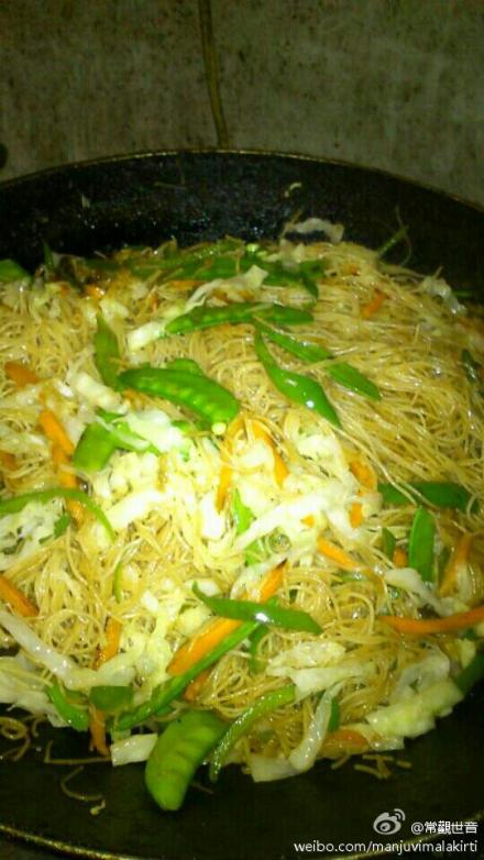 炒一大锅米粉，派街头流浪的人