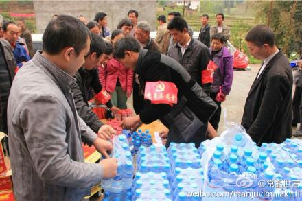 善心莲心及金虹汝爱心团已完成天全县，新华鄉，共三个村上千村民的救灾物资发放