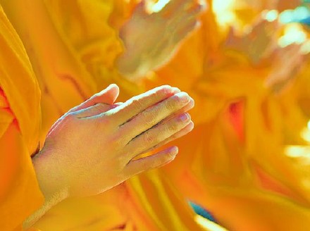 人生且把血淚輕輕抹乾