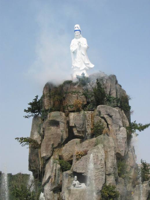 眼波裡，內藏萬種千般法共理，無言流露多少慈和！