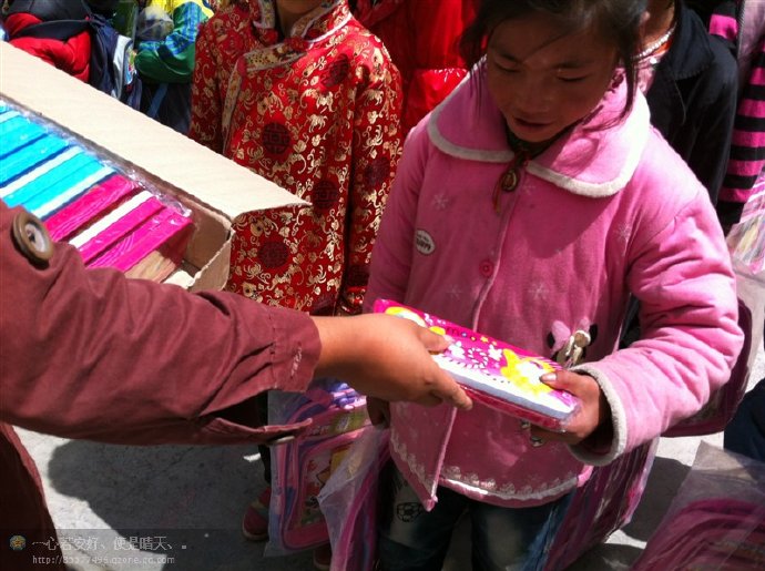 善心莲心联合金虹汝爱心团在四川阿坝壤举行大型助学及捐赠物资活动