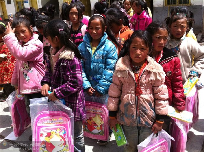 善心莲心联合金虹汝爱心团在四川阿坝壤举行大型助学及捐赠物资活动