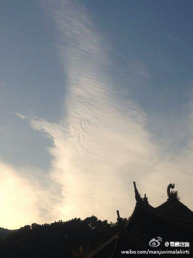 南海普陀山观音大士在长空手持杨枝白玉瓶，现出白衣大身宝相加持信众