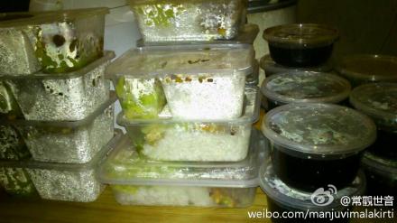 街边派发饮食，自己买菜亲自烧煮，情义更重！