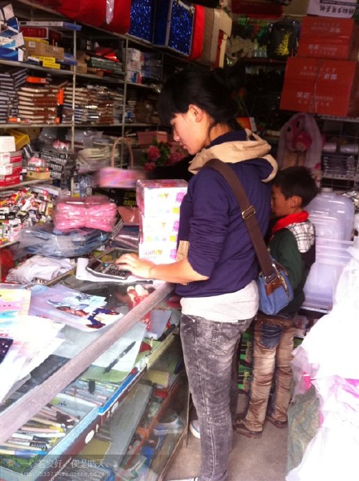 善心莲心联合金虹汝爱心团在四川阿坝壤举行大型助学及捐赠物资活动