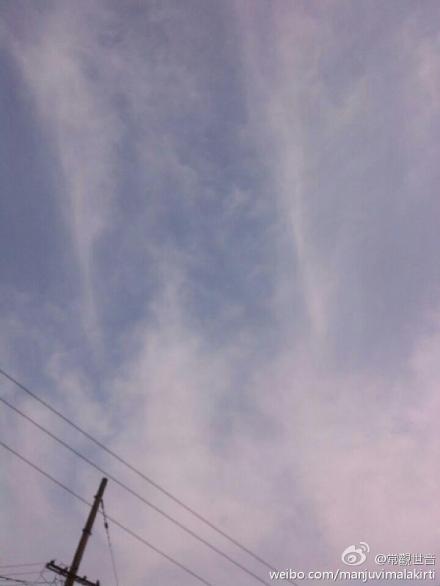 地藏菩萨手持锡杖显身上空