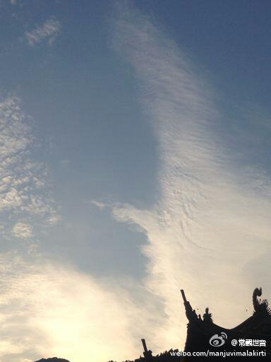 南海普陀山观音大士在长空手持杨枝白玉瓶，现出白衣大身宝相加持信众