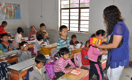 &ldquo;善心莲心&rdquo;为云南锦程小学捐赠新华字典