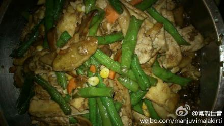 街边派发饮食，自己买菜亲自烧煮，情义更重！