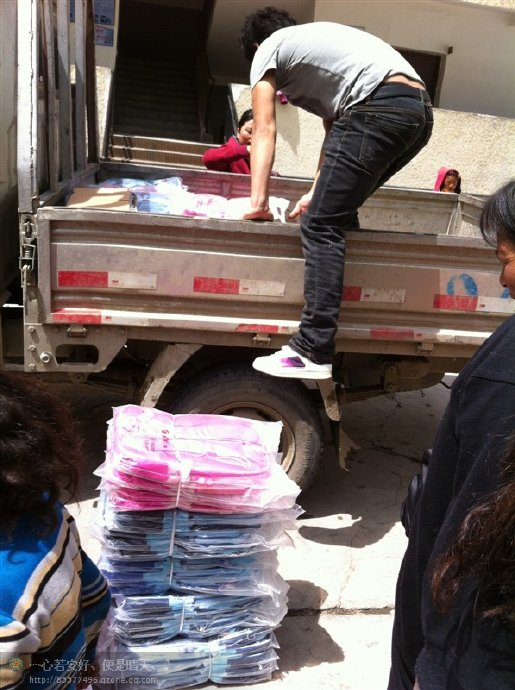 善心莲心联合金虹汝爱心团在四川阿坝壤举行大型助学及捐赠物资活动